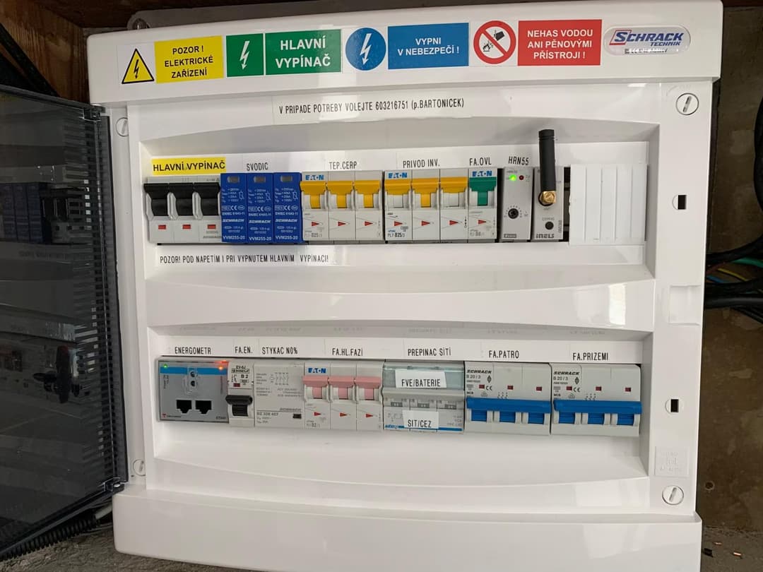 Foto modrých střídačů pro fotovoltaickou elektrárnu.